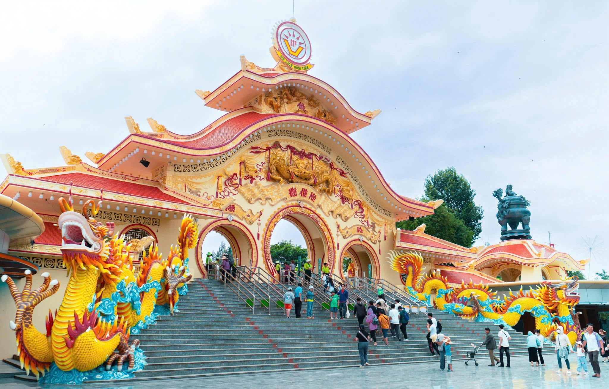 Toàn cảnh